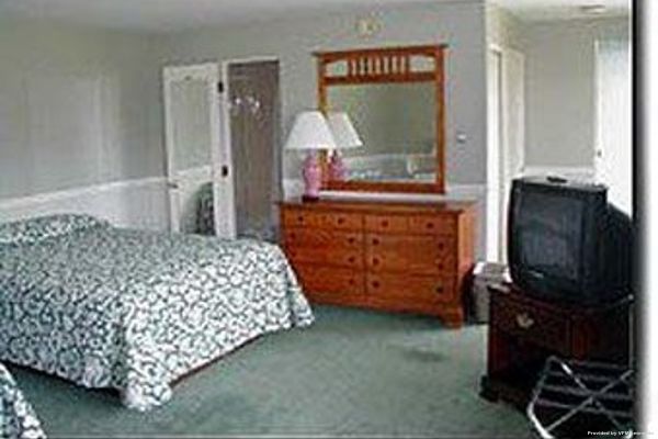 COLONIAL MOTEL AND SPA (Brattleboro)